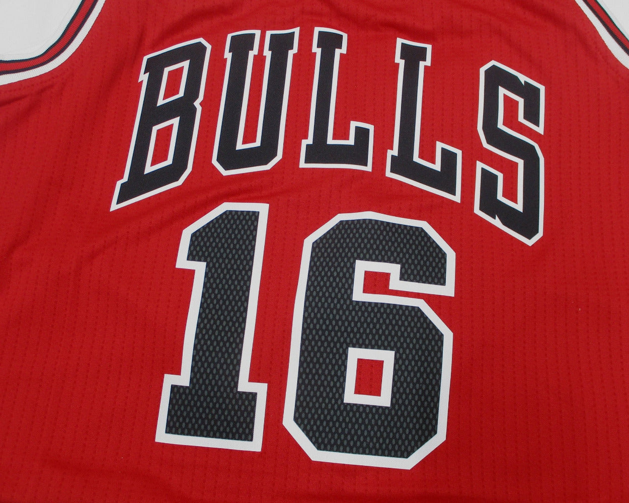 Chicago Bulls NBA Swingman Trikot 2015 von Adidas. Offizielles Basketballtrikot in Herrengröße. Detailansicht Flock.