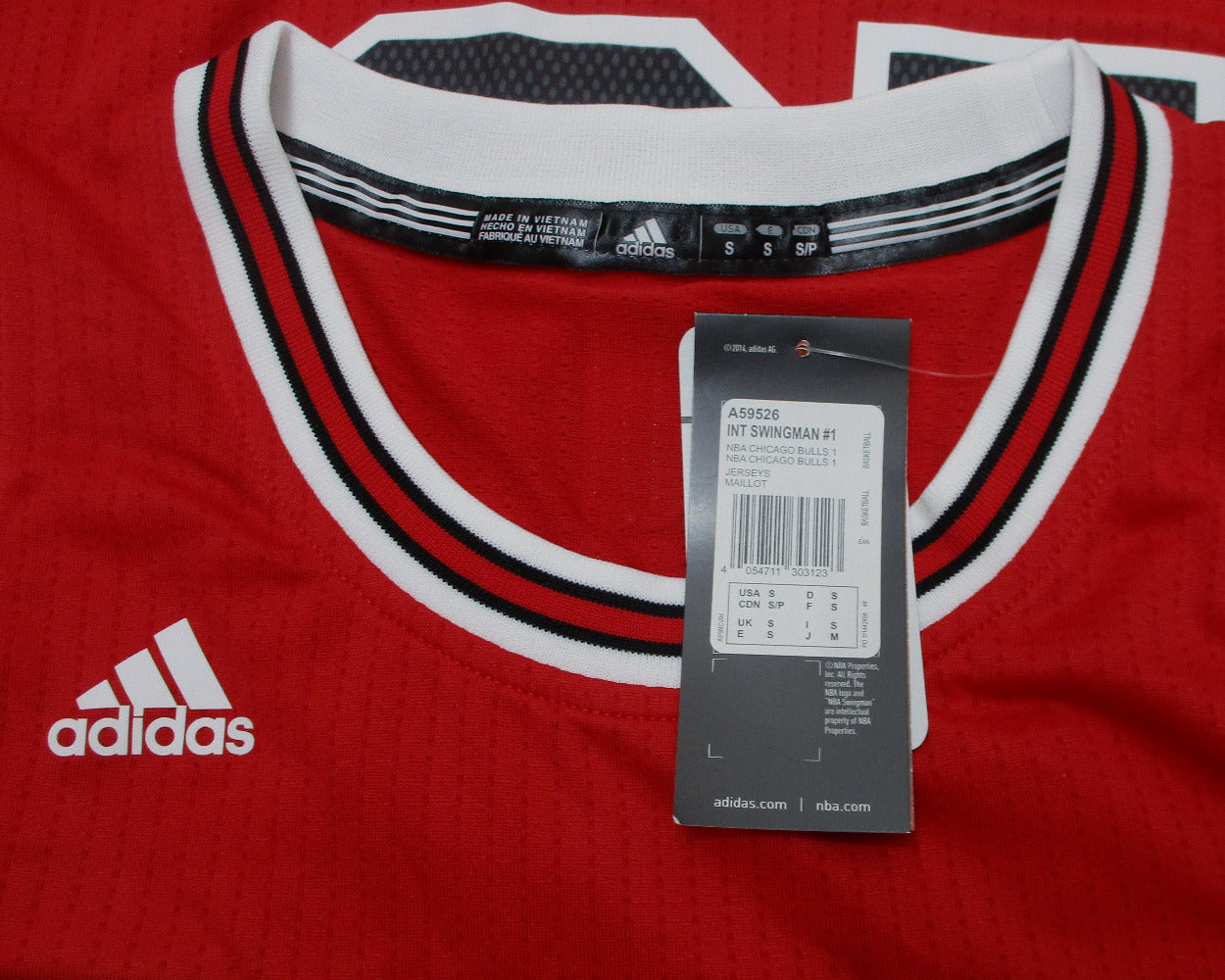 Chicago Bulls NBA Swingman Trikot 2015 von Adidas. Offizielles Basketballtrikot in Herrengröße. Detailansicht Hängeetikett und Kragen.