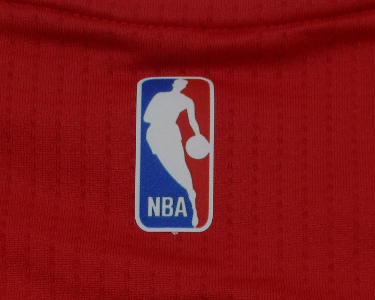 Chicago Bulls NBA Swingman Trikot 2015 von Adidas. Offizielles Basketballtrikot in Herrengröße. Detailansicht NBA Logo Nacken.