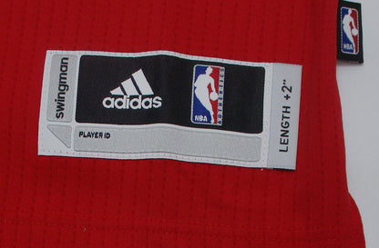 Chicago Bulls NBA Swingman Trikot 2015 von Adidas. Offizielles Basketballtrikot in Herrengröße. Detailansicht Swingman Logo.