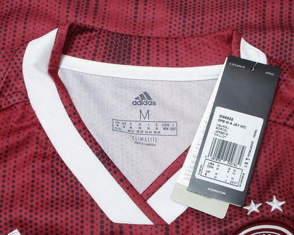 Deutschland DFB Damen Auswärtstrikot 2018 Adidas DN5930 mit gesticktem DFB-Wappen und Climalite Technologie. Detailansicht Kragen und Barcode.