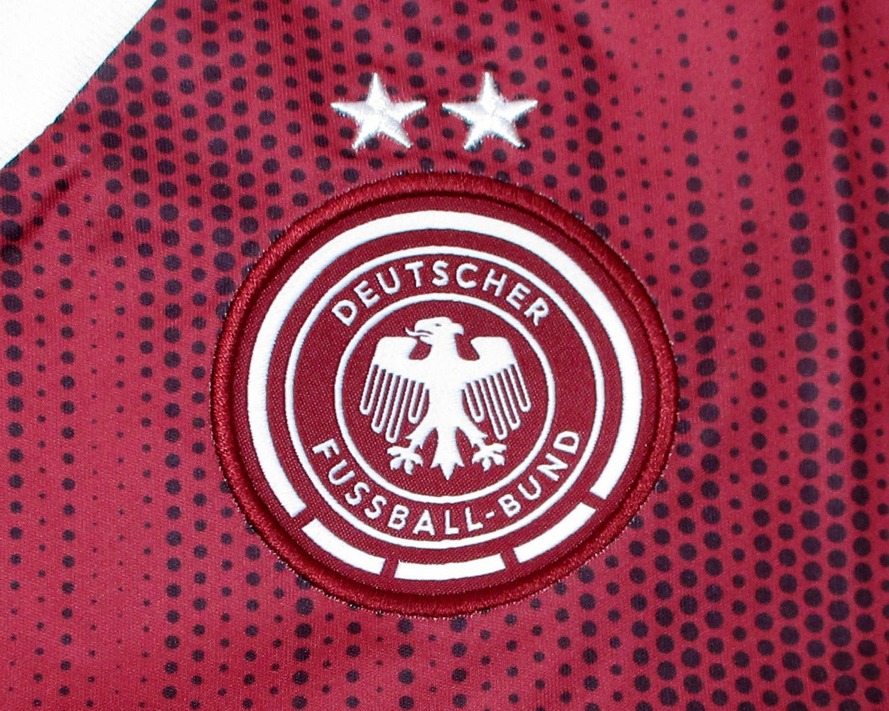 Deutschland DFB Damen Auswärtstrikot 2018 Adidas DN5930 mit gesticktem DFB-Wappen und Climalite Technologie. Detailansicht Wappen.