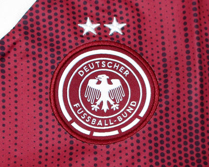 Deutschland DFB Damen Auswärtstrikot 2018 Adidas DN5930 mit gesticktem DFB-Wappen und Climalite Technologie. Detailansicht Wappen.