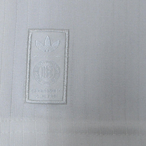 Deutschland DFB Trikot Home Retro 2025 von Adidas. Offizielles Fußballtrikot in Herrengröße. Detailansicht Authetizitätslogo.