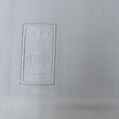 Deutschland DFB Trikot Home Retro 2025 von Adidas. Offizielles Fußballtrikot in Herrengröße. Detailansicht Authetizitätslogo.