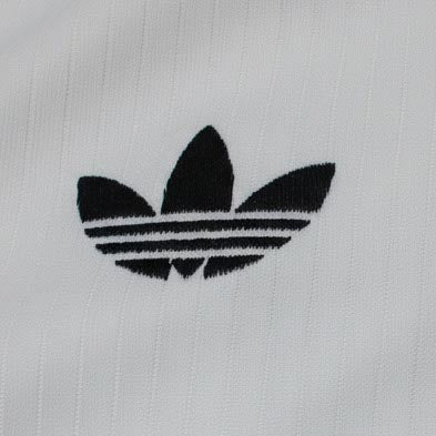 Deutschland DFB Trikot Home Retro 2025 von Adidas. Offizielles Fußballtrikot in Herrengröße. Detailansicht Firebird Logo.