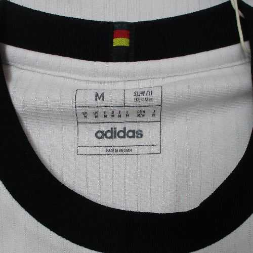 Deutschland DFB Trikot Home Retro 2025 von Adidas. Offizielles Fußballtrikot in Herrengröße. Detailansicht Kragen.