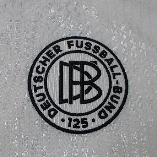 Deutschland DFB Trikot Home Retro 2025 von Adidas. Offizielles Fußballtrikot in Herrengröße. Detailansicht Wappen.