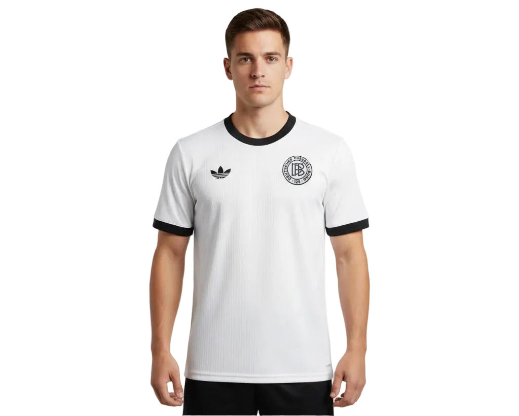 Deutschland DFB Trikot Home Retro 2025 von Adidas. Offizielles Fußballtrikot in Herrengröße.  Mit Model.