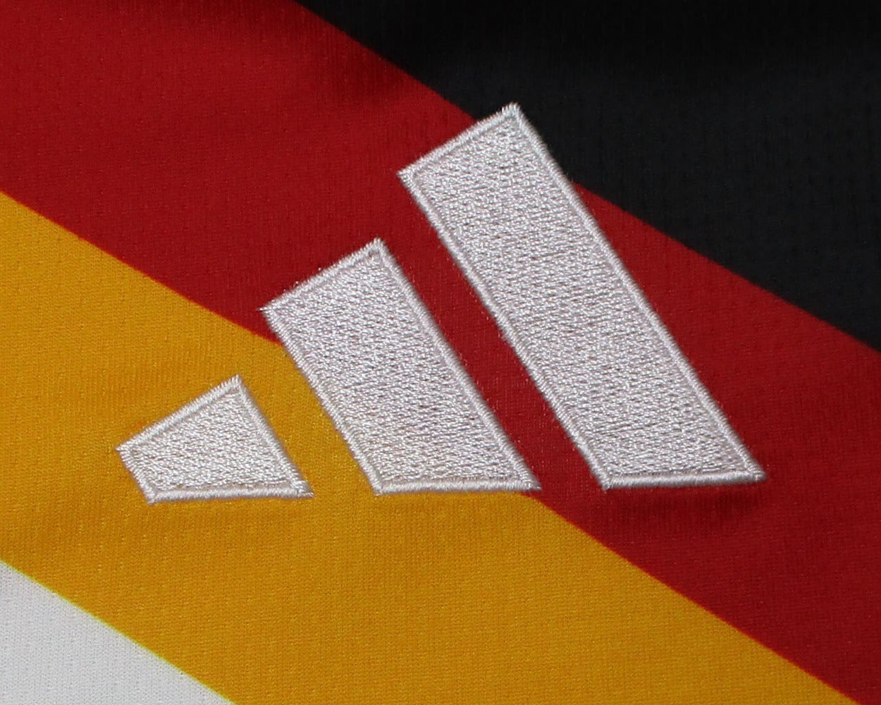 Deutschland Nationalmannschaft Trikot WM 2026 Adidas Herren mit gesticktem DFB Wappen und Adidas Logo AEROREADY Technologie neu mit Etiketten. Detailansicht adidas Logo.