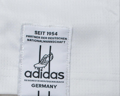 Deutschland Nationalmannschaft Trikot WM 2026 Adidas Herren mit gesticktem DFB Wappen und Adidas Logo AEROREADY Technologie neu mit Etiketten. Detailansicht Adidas Logo Saum.