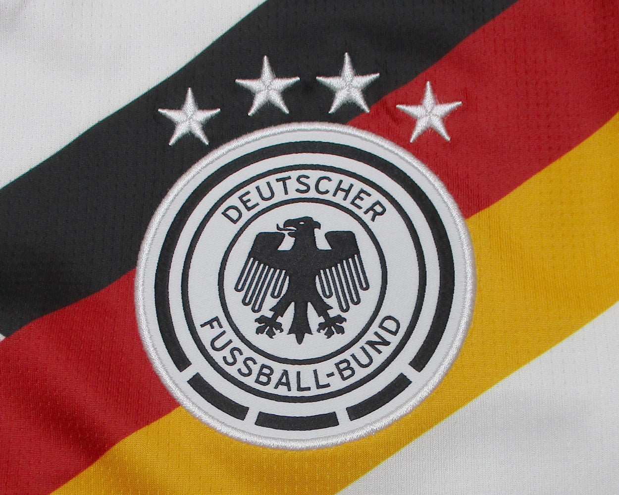 Deutschland Nationalmannschaft Trikot WM 2026 Adidas Herren mit gesticktem DFB Wappen und Adidas Logo AEROREADY Technologie neu mit Etiketten. Detailansicht Wappen.