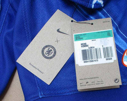Detailansicht des Produktetikett der blauen Chelsea London Shorts Home 2024/25 von Nike in Kindergröße als reduziertes Angebot günstig kaufen