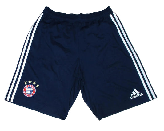 Offizielle Adidas FC Bayern München Trainingsshorts aus der Saison 2017/18. Herrengröße in Navy und Weiß mit gesticktem Vereinswappen.