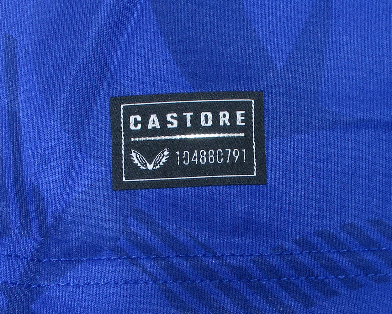 FC Everton Trikot Home 2024/25 von Castore. Offizielles Fußballtrikot in Herrengröße. Detailansicht Authentizität Logo.