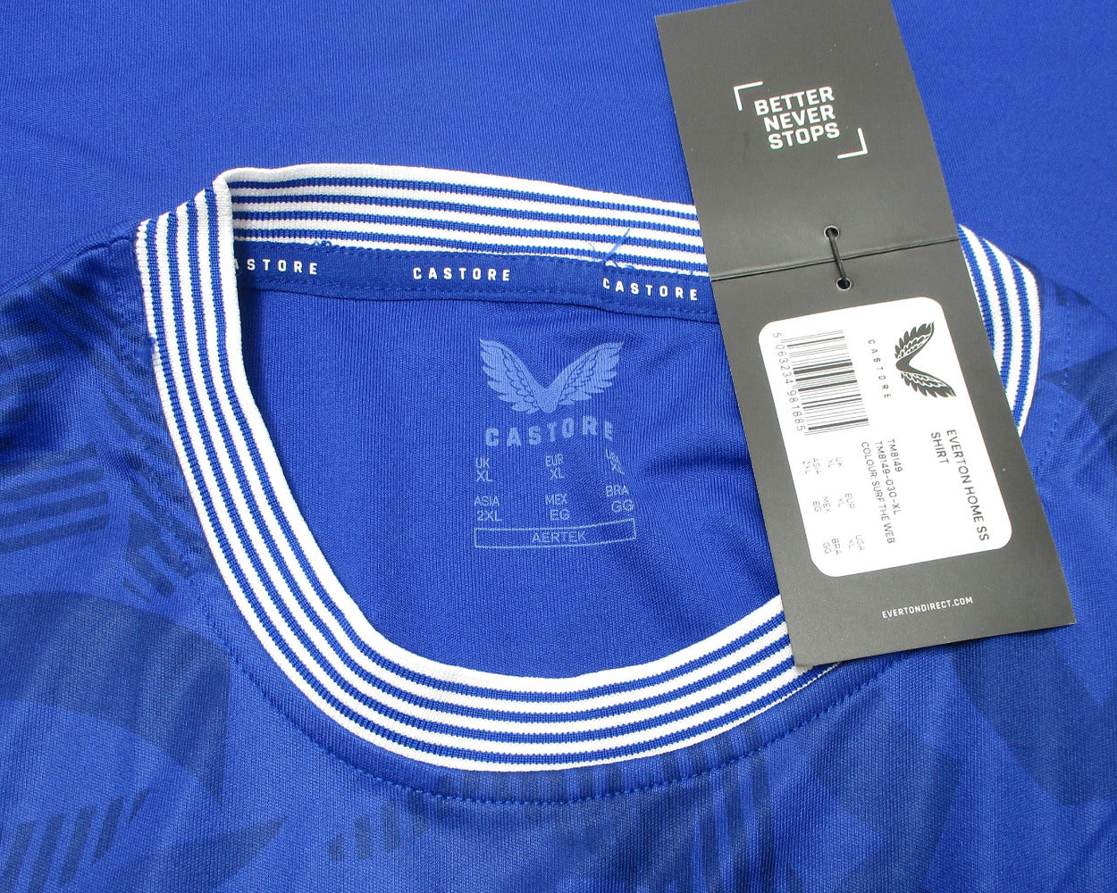 FC Everton Trikot Home 2024/25 von Castore. Offizielles Fußballtrikot in Herrengröße. Detailansicht Kragen.