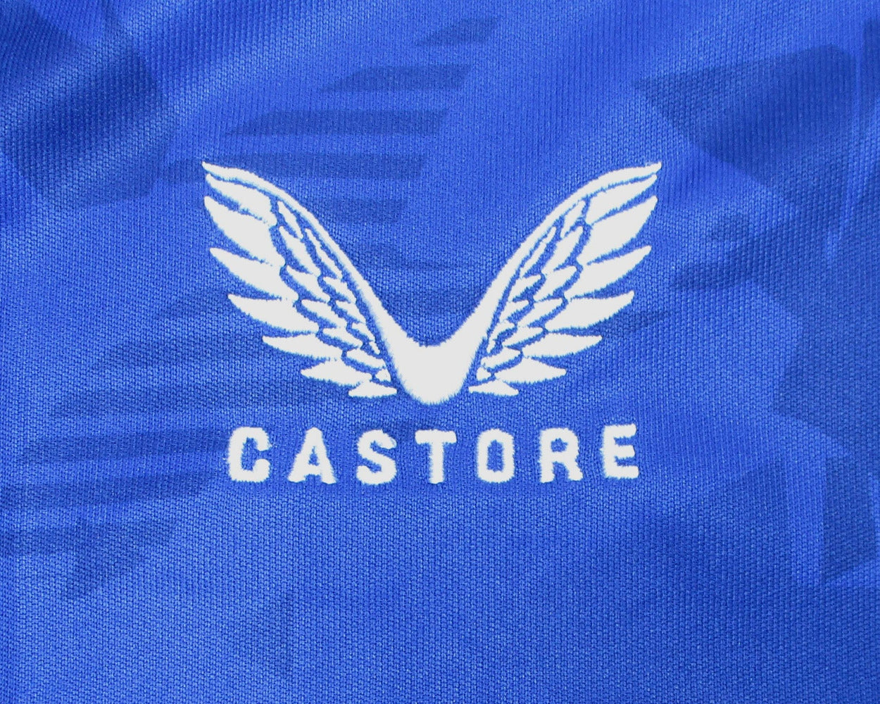 FC Everton Trikot Home 2024/25 von Castore. Offizielles Fußballtrikot in Herrengröße. Detailansicht Wappen.
