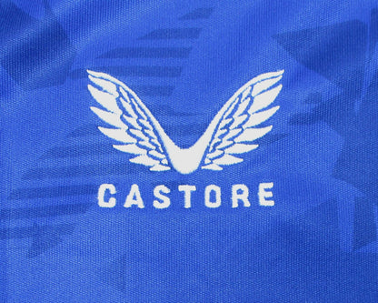 FC Everton Trikot Home 2024/25 von Castore. Offizielles Fußballtrikot in Herrengröße. Detailansicht Wappen.