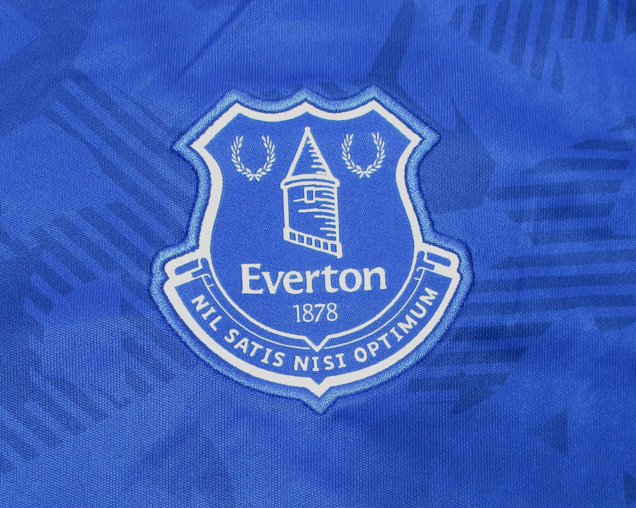 FC Everton Trikot Home 2024/25 von Castore. Offizielles Fußballtrikot in Herrengröße. Detailansicht Wappen.