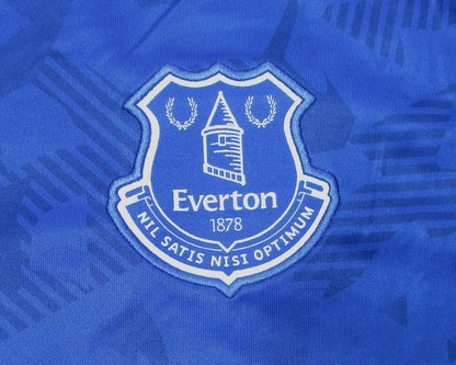 FC Everton Trikot Home 2024/25 von Castore. Offizielles Fußballtrikot in Herrengröße. Detailansicht Wappen.