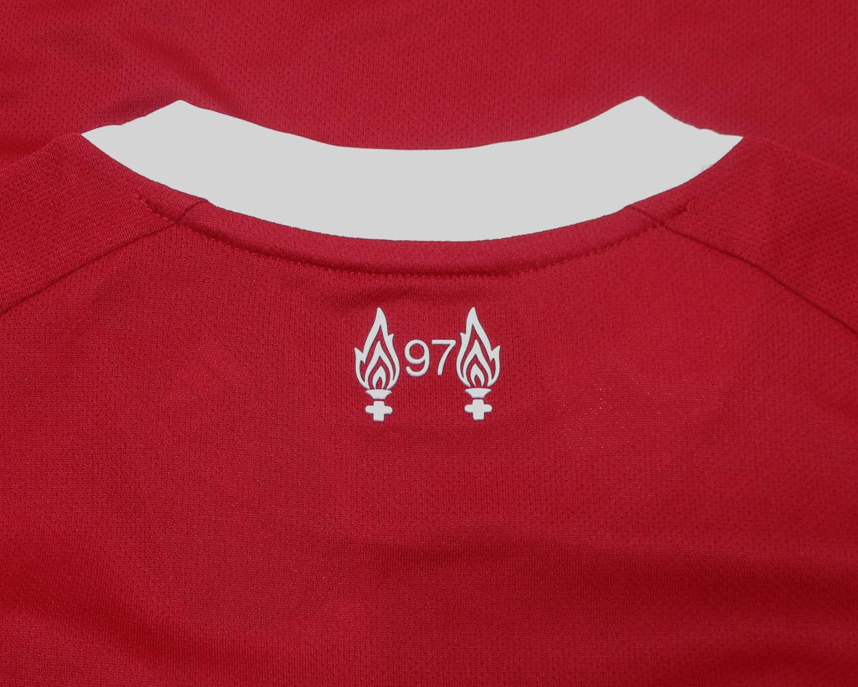 FC Liverpool Trikot Home 2025/26 von Adidas. Offizielles Fußballtrikot in Kindergröße.  Detailansicht Hillsborough Disaster Logo im Nacken.