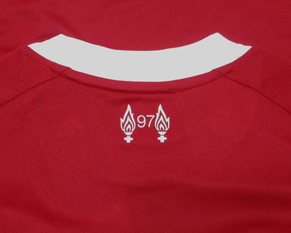 FC Liverpool Trikot Home 2025/26 von Adidas. Offizielles Fußballtrikot in Kindergröße.  Detailansicht Hillsborough Disaster Logo im Nacken.