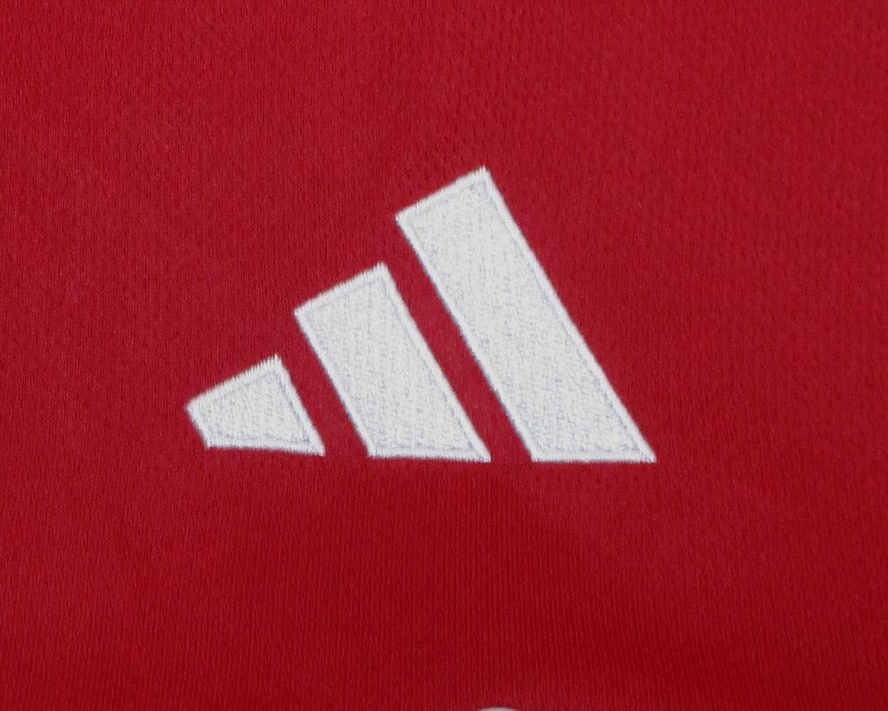 FC Liverpool Trikot Home 2025/26 von Adidas. Offizielles Fußballtrikot in Kindergröße.  Detailansicht Adidas Logo.