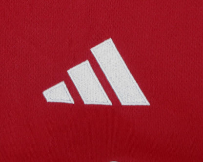 FC Liverpool Trikot Home 2025/26 von Adidas. Offizielles Fußballtrikot in Kindergröße.  Detailansicht Adidas Logo.