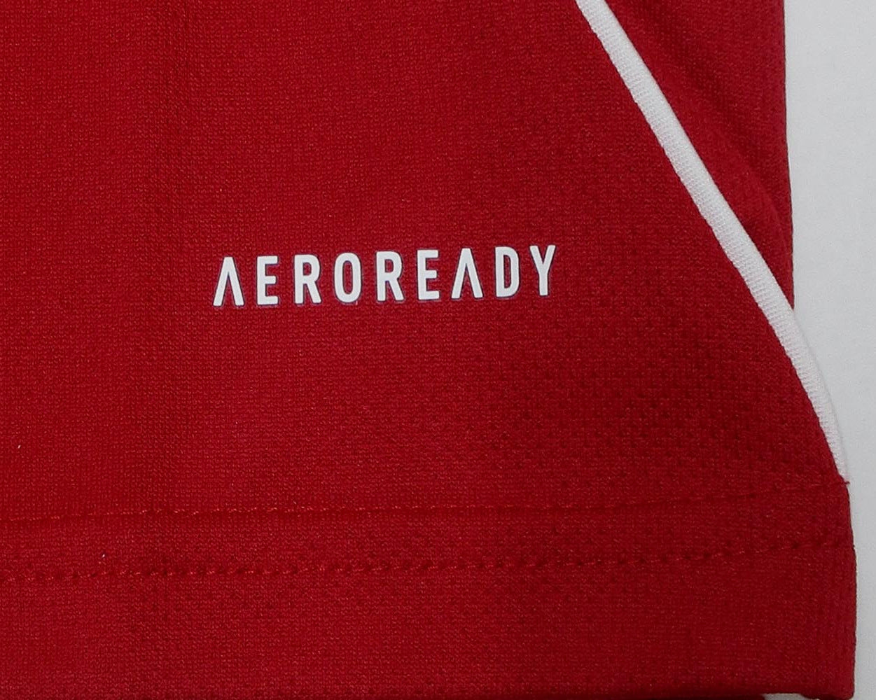 FC Liverpool Trikot Home 2025/26 von Adidas. Offizielles Fußballtrikot in Kindergröße.  Detailansicht Aeroready Logo.