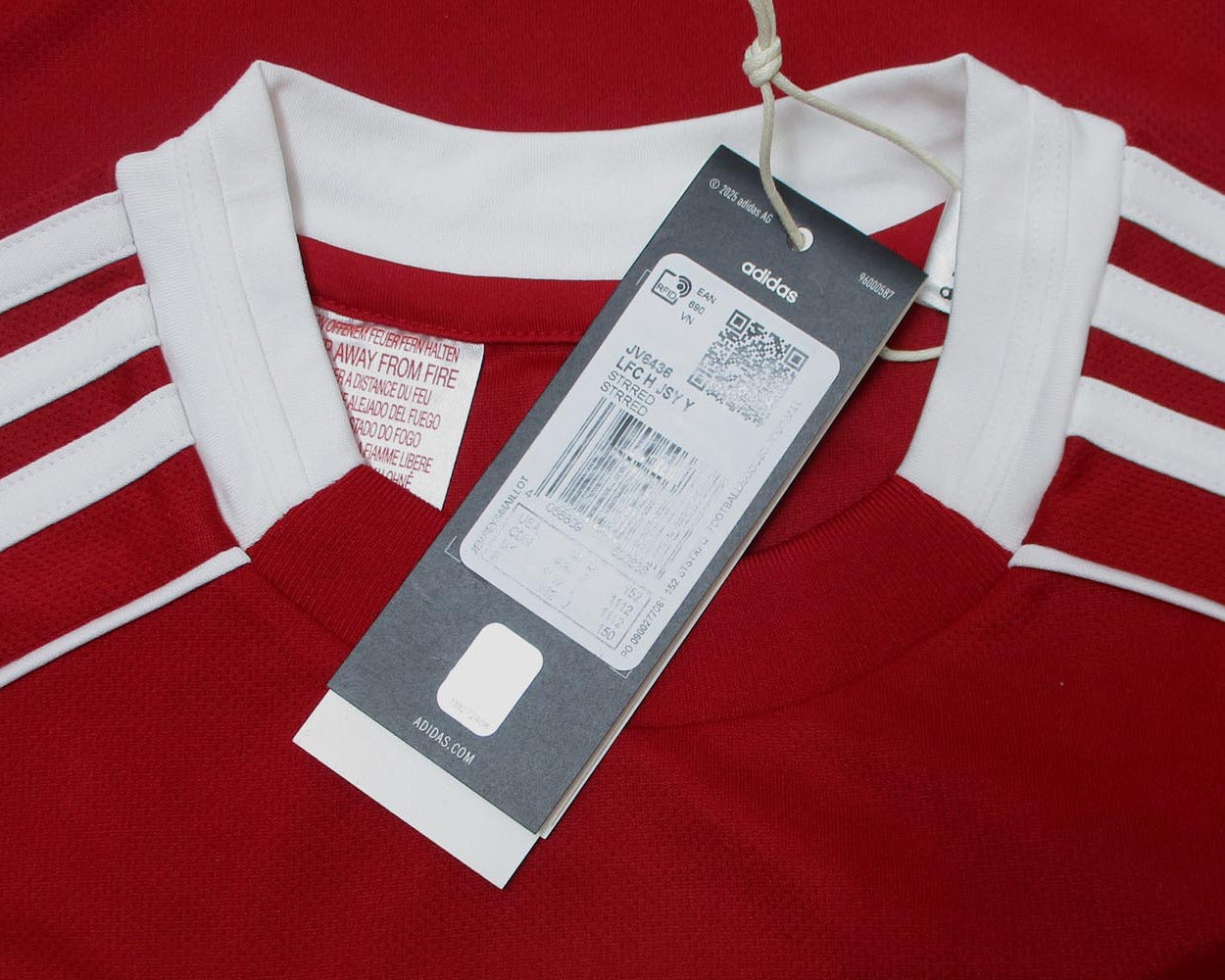 FC Liverpool Trikot Home 2025/26 von Adidas. Offizielles Fußballtrikot in Kindergröße. Detailansicht Hängeetikett.