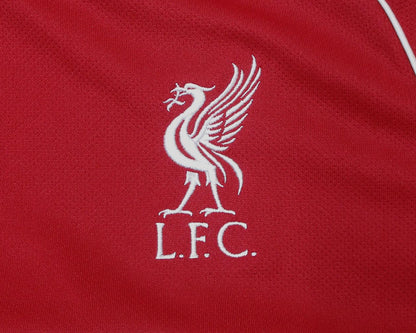 FC Liverpool Trikot Home 2025/26 von Adidas. Offizielles Fußballtrikot in Kindergröße.  Detailansicht Liverbird Wappen.