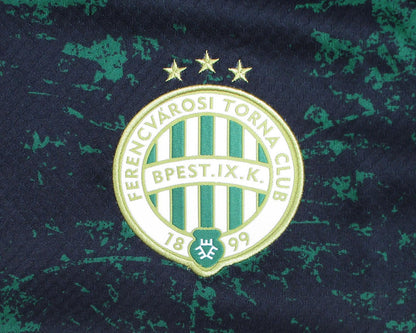 Schwarz-Grünes Ferencváros Budapest Awaytrikot 2024 2025 in Kindergröße von Macron mit gesticktem Vereinswappen – Vereinswappen.