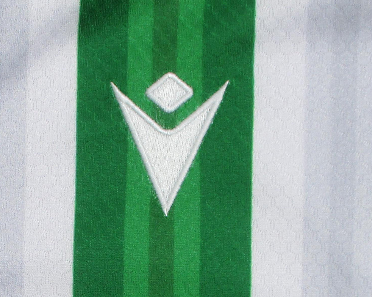 Grün-weiß gestreiftes Ferencváros Budapest Heimtrikot 2024 2025 in Kindergröße von Macron mit gesticktem Vereinswappen – Herstellerlogo.