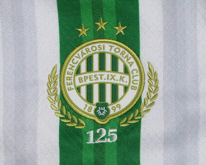 Grün-weiß gestreiftes Ferencváros Budapest Heimtrikot 2024 2025 in Kindergröße von Macron mit gesticktem Vereinswappen – Vereinswappen.