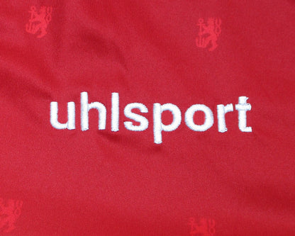 Rotes offizielles Fortuna Düsseldorf Heimtrikot 2020/21 von Uhlsport in Herrengröße. Detailansicht Herstellerlogo.