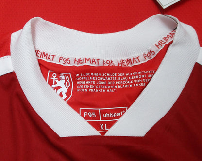 Rotes offizielles Fortuna Düsseldorf Heimtrikot 2020/21 von Uhlsport in Herrengröße. Detailansicht Kragen.