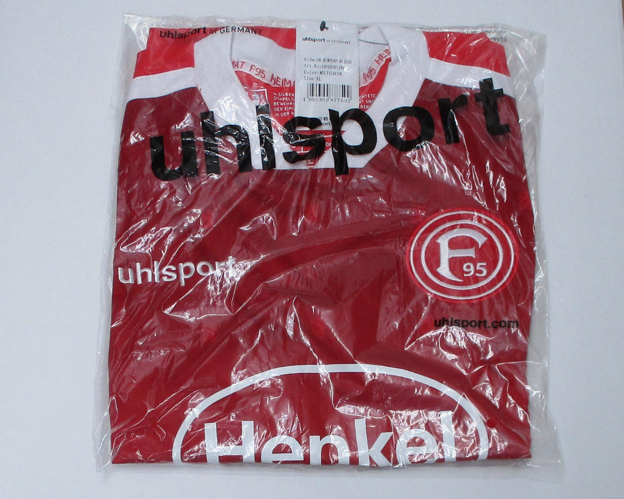 Rotes offizielles Fortuna Düsseldorf Heimtrikot 2020/21 von Uhlsport in Herrengröße. Detailansicht Originalverpackung.
