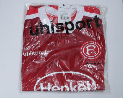 Rotes offizielles Fortuna Düsseldorf Heimtrikot 2020/21 von Uhlsport in Herrengröße. Detailansicht Originalverpackung.