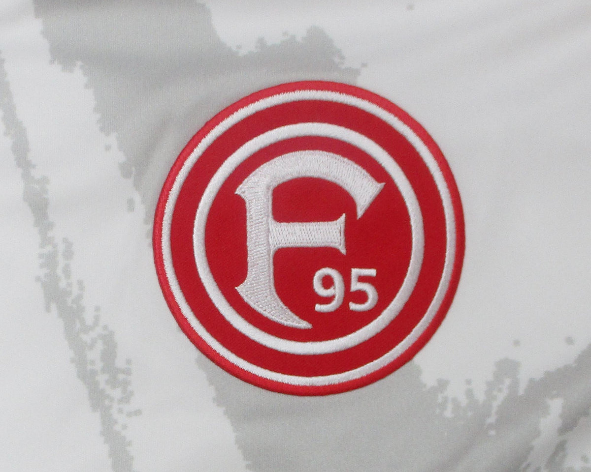 Fortuna Düsseldorf Trikot Away 2025/26 Adidas -  originales Auswärtstrikot der rheinischen Diva aus der Landeshauptstadt mit eingesticktem Wappen.  Detailansicht Wappen.