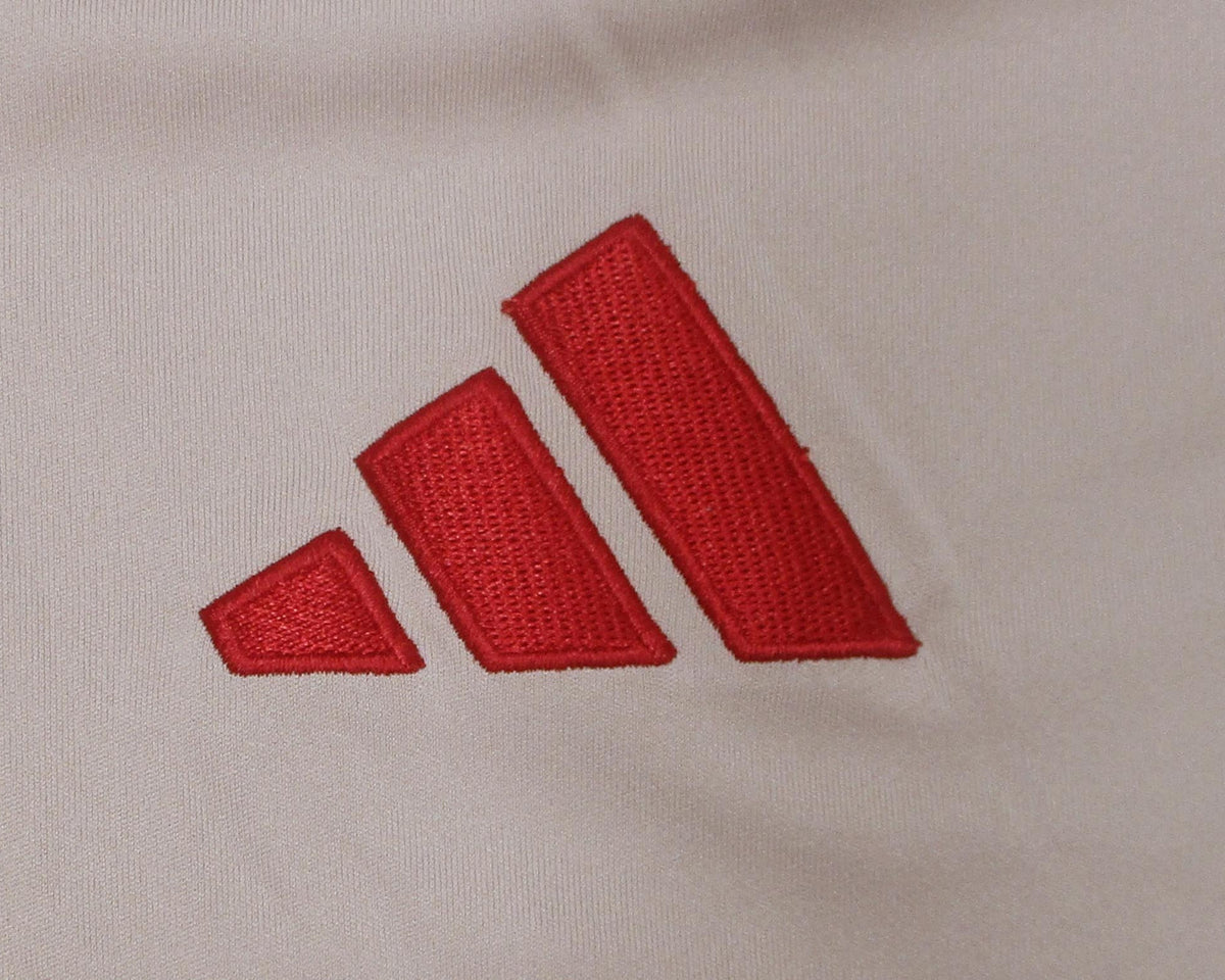 Fortuna Düsseldorf Trikot Third 2025/26 Adidas -  originales Ausweichtrikot der rheinischen Diva aus der Landeshauptstadt mit eingesticktem Wappen. Detailansicht Herstellerlogo