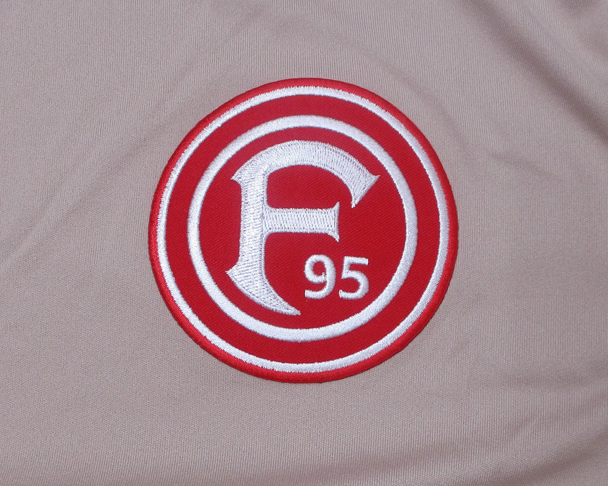 Fortuna Düsseldorf Trikot Third 2025/26 Adidas -  originales Ausweichtrikot der rheinischen Diva aus der Landeshauptstadt mit eingesticktem Wappen. Detailansicht Vereinswappen.