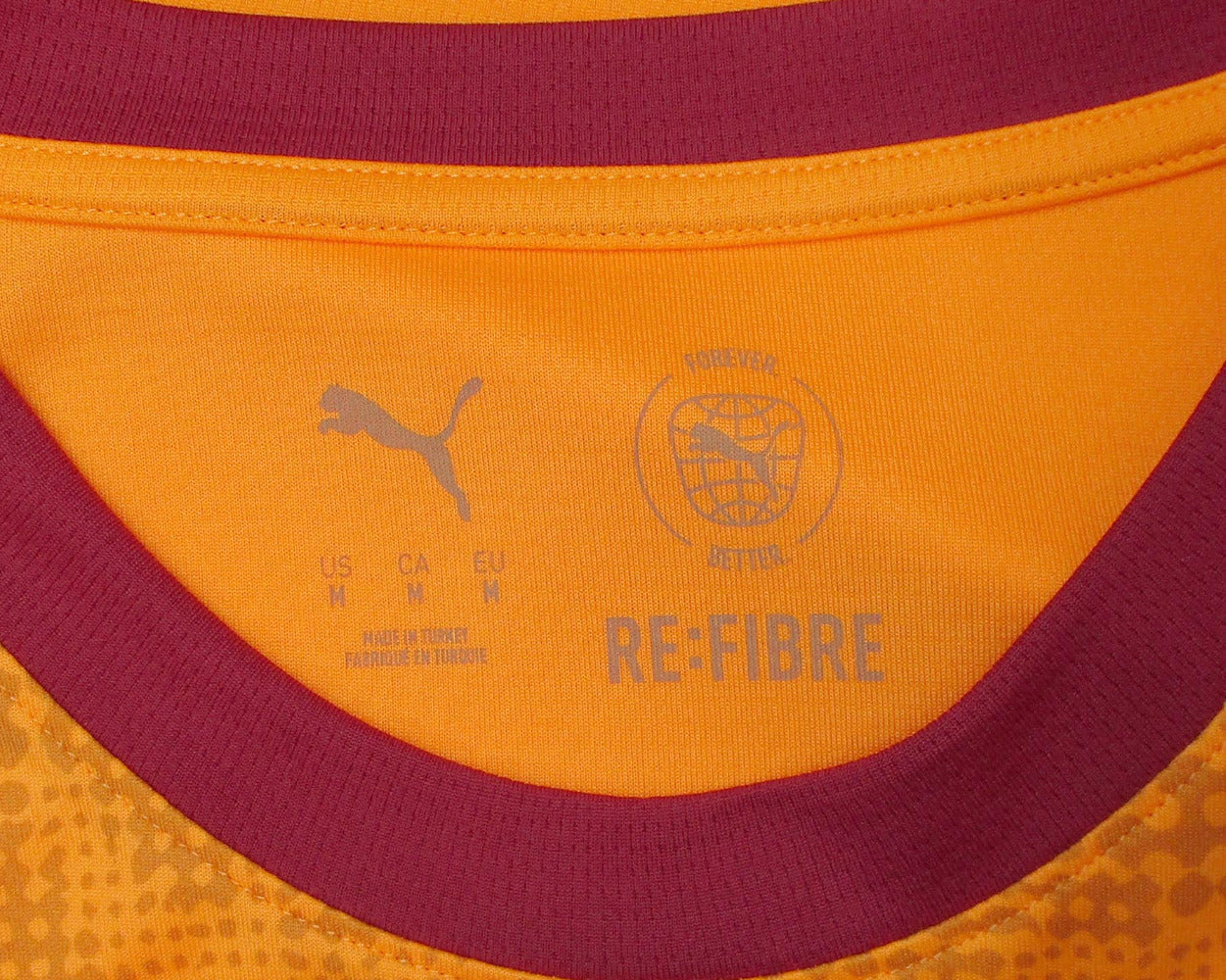 Puma Galatasaray Istanbul Trainingstrikot 2024/25 in Intense Orange ohne Sponsor. Kragen Details.