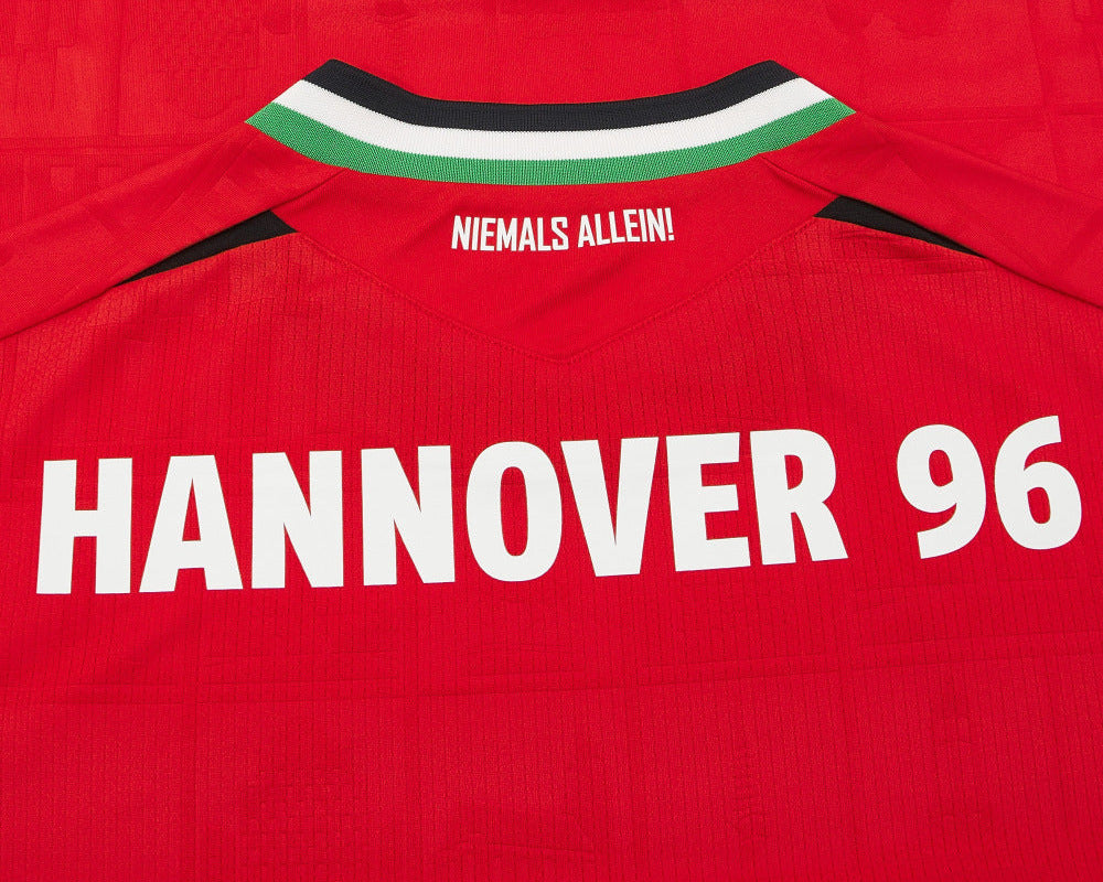 Hannover 96 Kinder Trikot Home 2026 2027 Macron Herren rot geprägte Wahrzeichen Eco Softlock neu mit Etikett. Detailansicht Nacken.