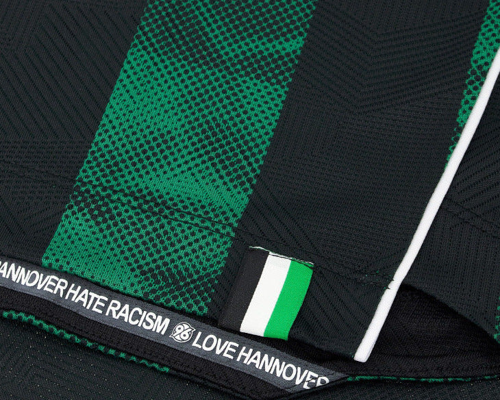 Hannover 96 Trikot Away 2026 2027 Macron Herren rot geprägte Wahrzeichen Eco Softlock neu mit Etikett. Detailansicht Saum.