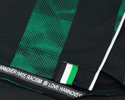 Hannover 96 Trikot Away 2026 2027 Macron Herren rot geprägte Wahrzeichen Eco Softlock neu mit Etikett. Detailansicht Saum.