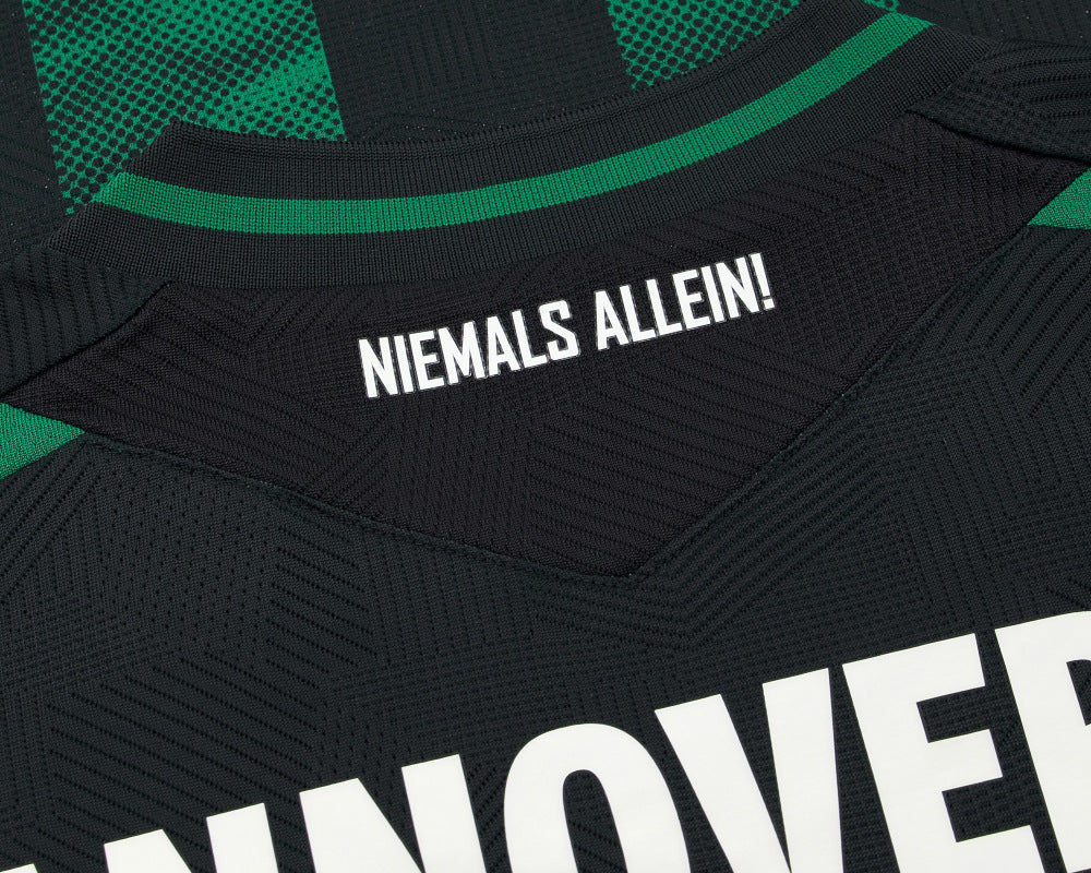 Hannover 96 Trikot Away 2026 2027 Macron Herren rot geprägte Wahrzeichen Eco Softlock neu mit Etikett. Detailansicht Nacken.