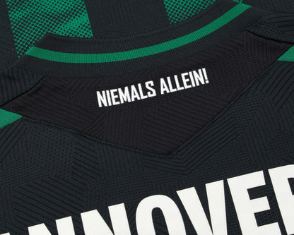 Hannover 96 Trikot Away 2026 2027 Macron Herren rot geprägte Wahrzeichen Eco Softlock neu mit Etikett. Detailansicht Nacken.