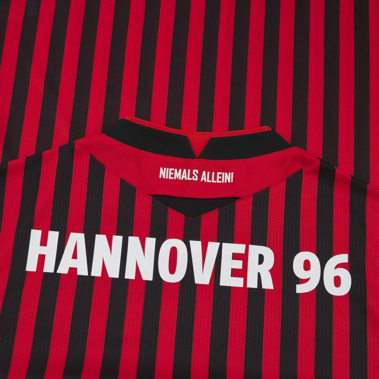 Hannover 96 Trikot Home 2025/26 Macron Herren – Offizielles Heimtrikot, aufgummiertes Wappen, Eco Brightex-Material. Detailansicht Nacken.