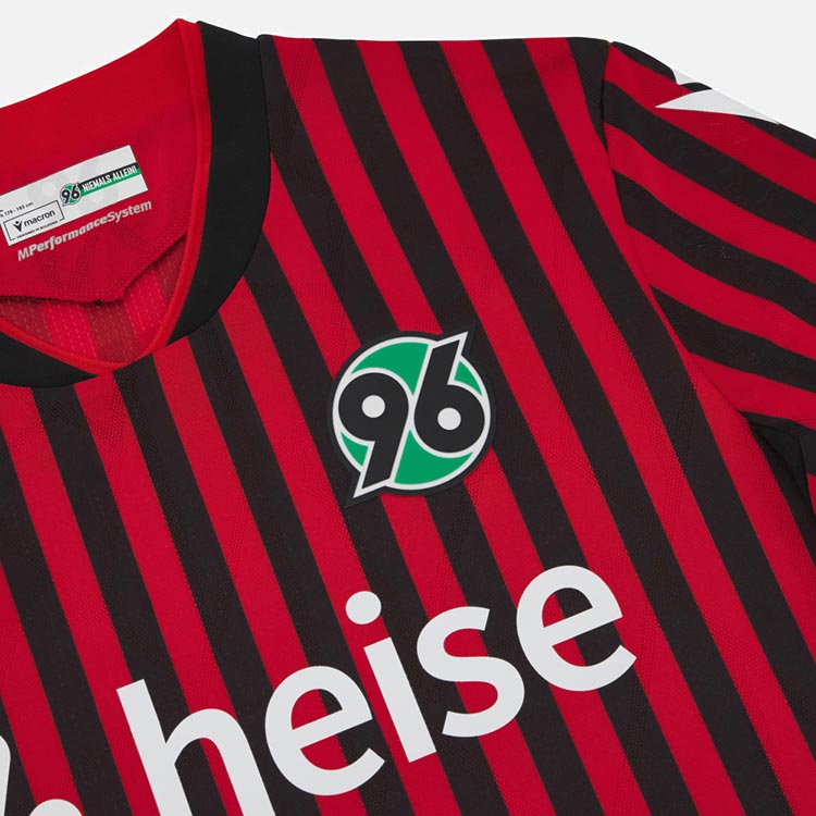Hannover 96 Trikot Home 2025/26 Macron Herren – Offizielles Heimtrikot, aufgummiertes Wappen, Eco Brightex-Material. Detailansicht Wappen und Kragen.