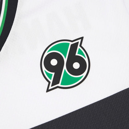 Hannover 96 Trikot Third 2025/26 Macron Herren – Offizielles Third Fußballtrikot. Eco Brightex-Material. Detailansicht Wappen.